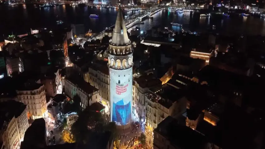 Dezenformasyonla mücadele mesajları Galata Kulesi’ne yansıtıldı haberinin görseli