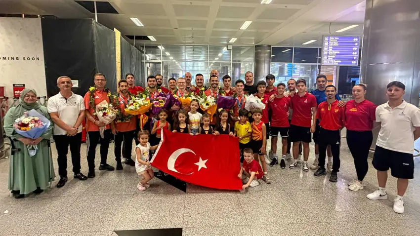 İzmirli Şampiyon Cimnastikçiler havalimanında coşkuyla karşılandı haberinin görseli