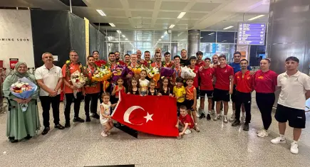 İzmirli Şampiyon Cimnastikçiler havalimanında coşkuyla karşılandı