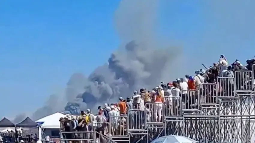 Yunanistan'da F-4 Phantom savaş uçağı düştü! Yüzlerce kişinin gözü önünde çakıldı haberinin görseli