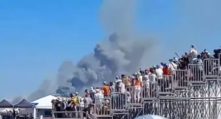 Yunanistan'da F-4 Phantom savaş uçağı düştü! Yüzlerce kişinin gözü önünde çakıldı