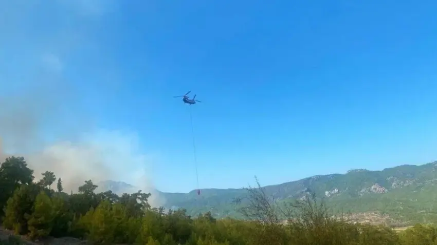 Antalya'nın Serik ilçesinde çıkan orman yangınına müdahale ediliyor haberinin görseli