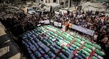 Gazze’de yıkıntılar arasından çıkarılan 100 Filistinli toprağa veriliyor