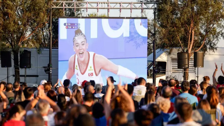 İzmir’de Filenin Sultanları coşkusu! Avrupa şampiyonluğu dev ekranlarda kutlandı haberinin görseli