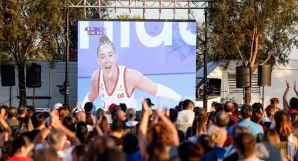 İzmir’de Filenin Sultanları coşkusu! Avrupa şampiyonluğu dev ekranlarda kutlandı