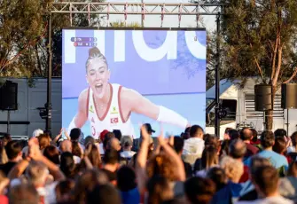 İzmir’de Filenin Sultanları coşkusu! Avrupa şampiyonluğu dev ekranlarda kutlandı