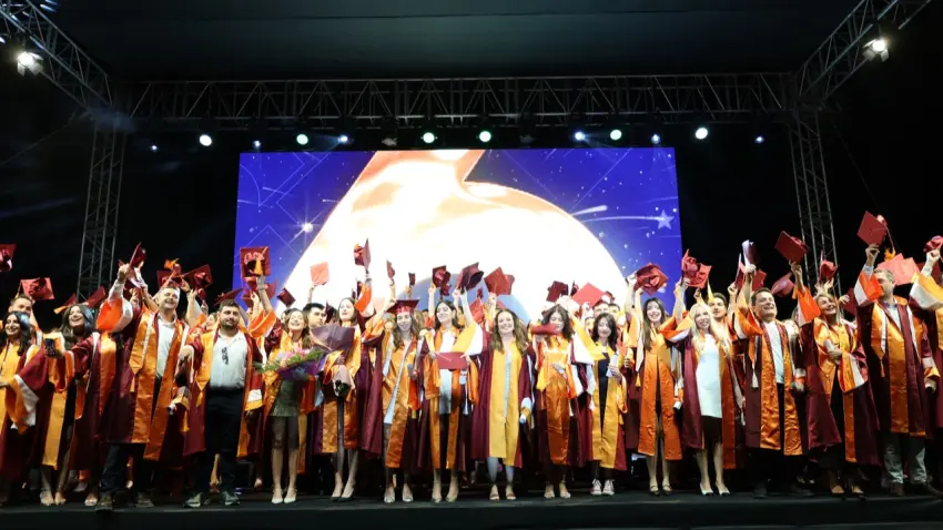 İzmir Ekonomi Üniversitesi’nde 144 öğrenci mezuniyet sevincini yaşadı