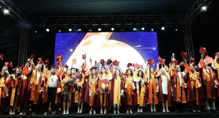 İzmir Ekonomi Üniversitesi’nde 144 öğrenci mezuniyet sevincini yaşadı