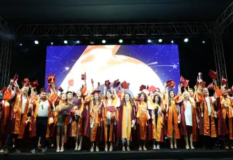 İzmir Ekonomi Üniversitesi’nde 144 öğrenci mezuniyet sevincini yaşadı