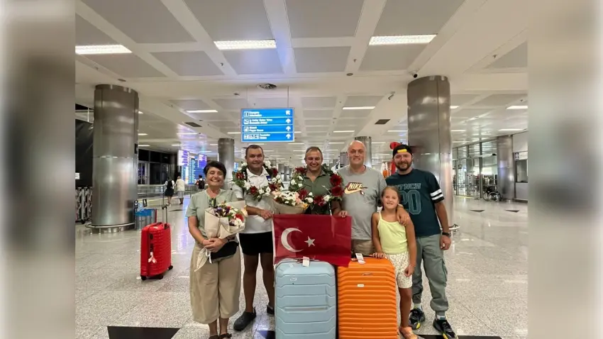 Milli yüzücü Tuna Tunca’ya havalimanında coşkulu karşılama haberinin görseli