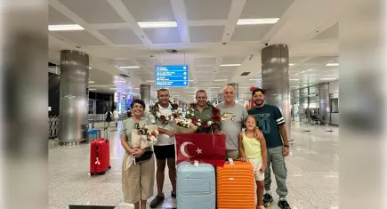 Milli yüzücü Tuna Tunca’ya havalimanında coşkulu karşılama