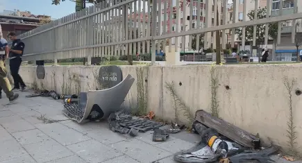 Otomobil durağa daldı, 2’si ağır 4 kişi yaralandı