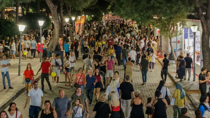 95. İzmir Enternasyonal Fuarı'nda müzik ve tiyatro rüzgarı: Levent Yüksel Ve Salih Bademci büyüledi! haberinin görseli