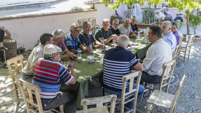 Bergama’da Tugay’dan üreticiye ve yurttaşa ziyaret haberinin görseli