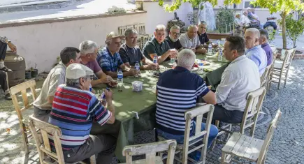Bergama’da Tugay’dan üreticiye ve yurttaşa ziyaret
