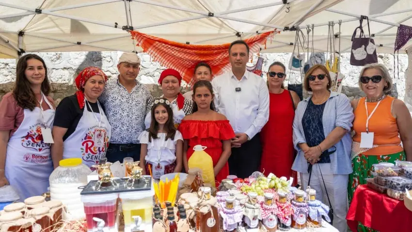 Bornova'daki şenliğe Başkan Eşki'nin sözleri damga vurdu: Reçel giren eve kapitalizm giremez haberinin görseli