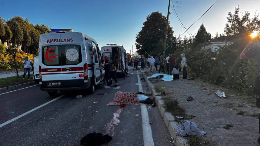 Düzce’de feci kaza! TIR ile patpat çarpıştı: 4 ölü, 9 yaralı haberinin görseli