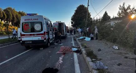 Düzce’de feci kaza! TIR ile patpat çarpıştı: 4 ölü, 9 yaralı