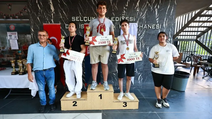 Efes Selçuk'un kurtuluş coşkusu EFEST 2026 ile zirvede: 149 çocuk satranç tahtasında buluştu! haberinin görseli