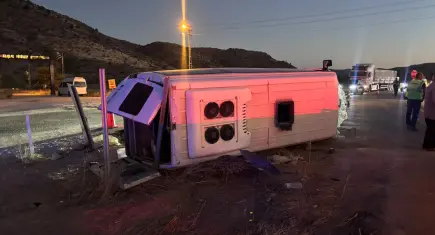 İşçi servisi ile otomobilin çarpıştığı kazada 14 kişi yaralandı