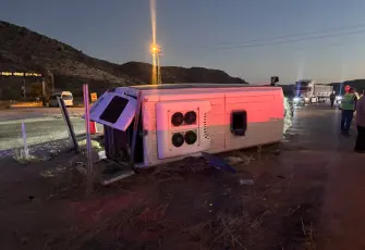 İşçi servisi ile otomobilin çarpıştığı kazada 14 kişi yaralandı