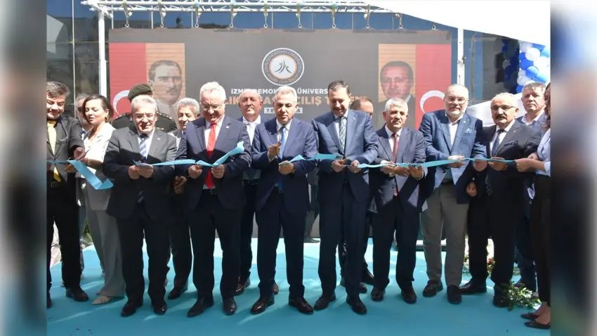 İzmir Demokrasi Üniversitesi "sağlık binası"na kavuştu haberinin görseli