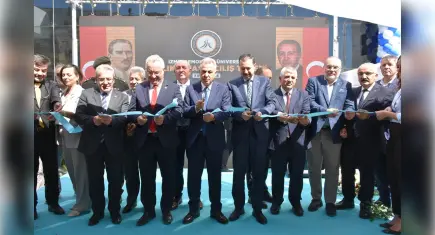İzmir Demokrasi Üniversitesi "sağlık binası"na kavuştu