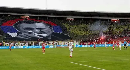 Kızılyıldız-Partizan derbisinde skandal görüntü: Tribünlerde savaş suçlusu ‘Bosna Kasabı Ratko Mladic’e koreografi