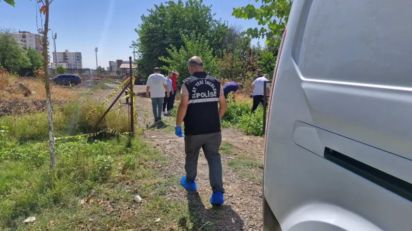 Otomobille takip ettiği husumetlisini sokak ortasında vurdu! haberinin görseli