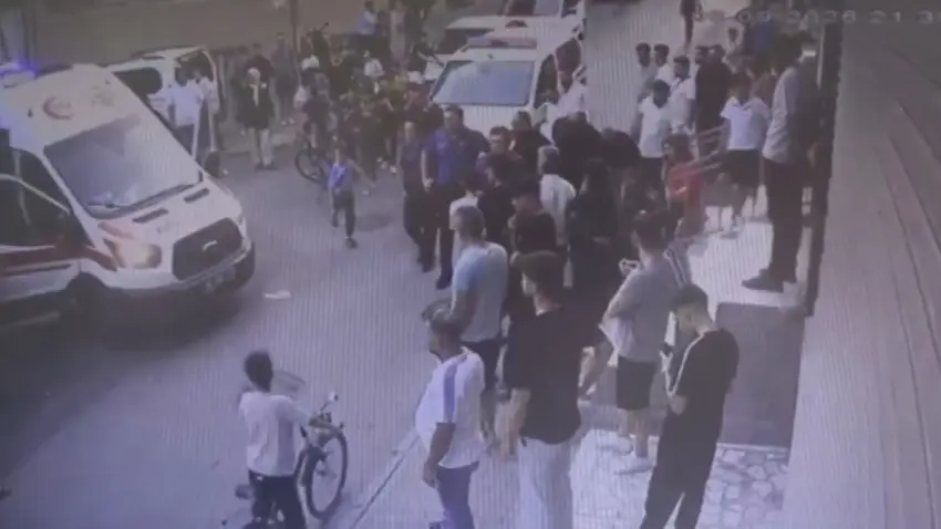 Silahlı kavgada çıkan mermi sokakta oynayan çocuğa isabet etti: Kaçan şüpheli aranıyor haberinin görseli