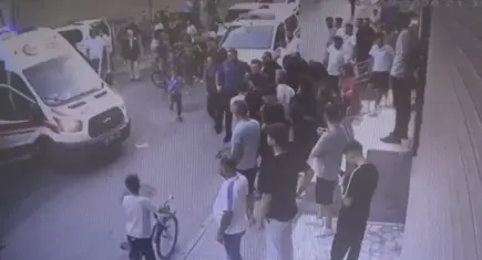 Silahlı kavgada çıkan mermi sokakta oynayan çocuğa isabet etti: Kaçan şüpheli aranıyor