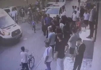 Silahlı kavgada çıkan mermi sokakta oynayan çocuğa isabet etti: Kaçan şüpheli aranıyor