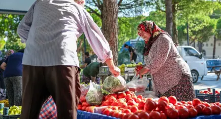 Aliağa Hacıömerli'de üreten kadınların ve köylülerin pazarı ilgi görüyor