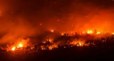 Antalya'da orman yangını: 3 ilçe alevlere teslim! Evler yandı, tahliyeler başladı