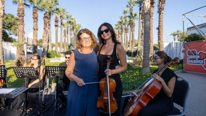 İzmir Enternasyonal Fuarı'nda "Şef Sensin" etkinliği: Maden mühendisi anne orkestranın başına geçti, kızı keman çaldı! haberinin görseli