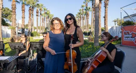 İzmir Enternasyonal Fuarı'nda "Şef Sensin" etkinliği: Maden mühendisi anne orkestranın başına geçti, kızı keman çaldı!