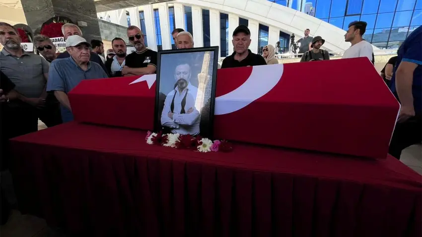 Serhat Kılıç son yolculuğuna uğurlandı: Ünlü oyuncu Ankara’da toprağa verildi haberinin görseli