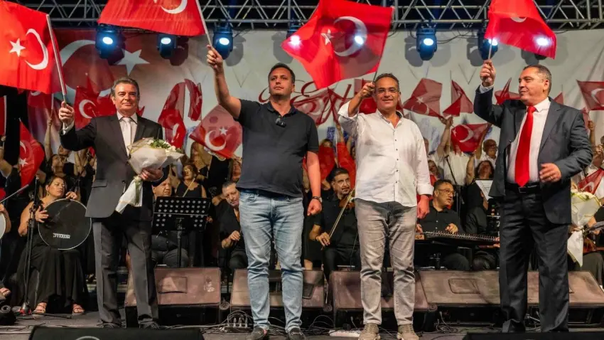 Bornova'da 9 Eylül coşkusu: Yıldırım Bekçi ve TSM Korosu'ndan Büyükpark'ta unutulmaz konser! haberinin görseli