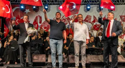 Bornova'da 9 Eylül coşkusu: Yıldırım Bekçi ve TSM Korosu'ndan Büyükpark'ta unutulmaz konser!