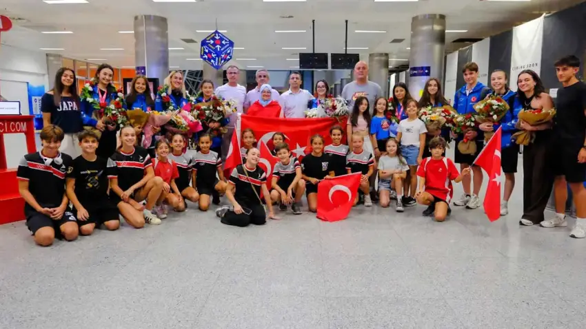 Dünya üçüncüsü cimnastikçiler İzmir’de karşılandı haberinin görseli