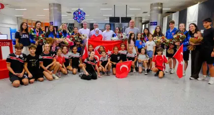 Dünya üçüncüsü cimnastikçiler İzmir’de karşılandı