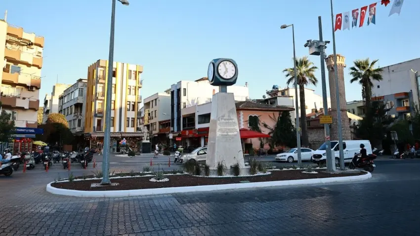 Efes Selçuk’ta kent belleğine iki önemli dokunuş: Dostluk Saati yeniden yerinde haberinin görseli
