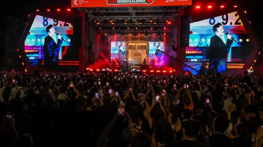 İEF’te müzik ve mizah dolu gece: Doğu Demirkol’a sahnede doğum günü sürprizi haberinin görseli