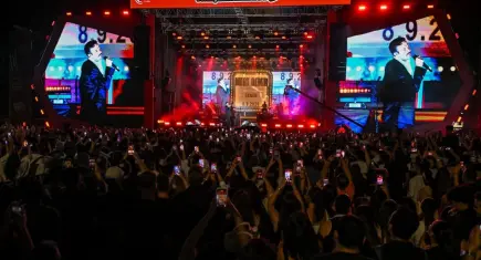 İEF’te müzik ve mizah dolu gece: Doğu Demirkol’a sahnede doğum günü sürprizi