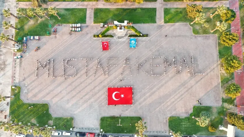 İzmir’de 9 Eylül coşkusu! Ülkü Ocakları’ndan ‘Mustafa Kemal’ koreografisi haberinin görseli