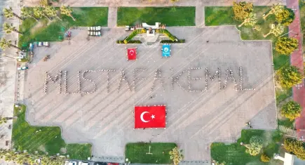 İzmir’de 9 Eylül coşkusu! Ülkü Ocakları’ndan ‘Mustafa Kemal’ koreografisi