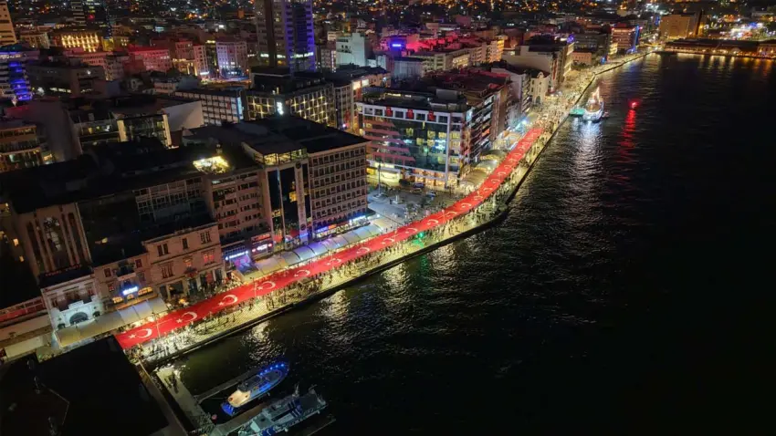 İzmir’de 9 Eylül gecesi Fener Alayı’nda binlerce kişi buluştu haberinin görseli