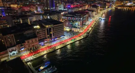 İzmir’de 9 Eylül gecesi Fener Alayı’nda binlerce kişi buluştu
