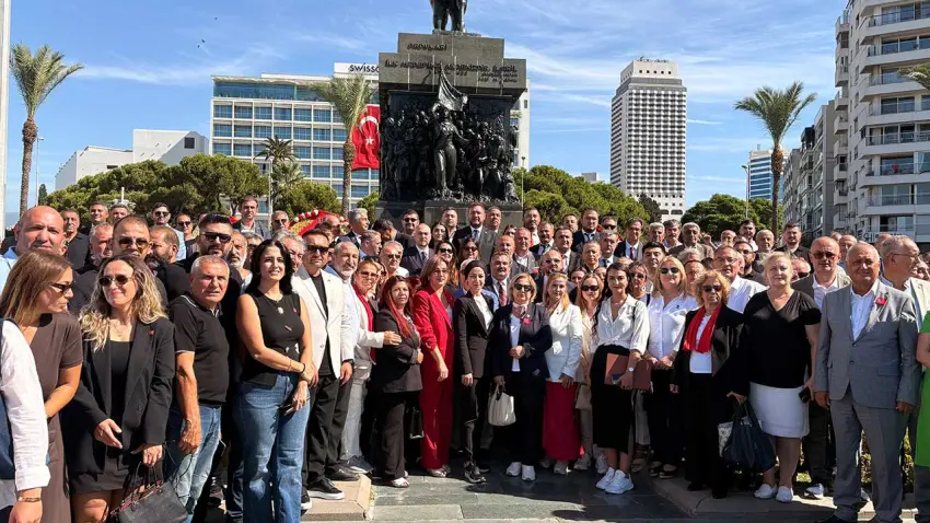 İzmir’in kurtuluşunun 104’üncü yılında CHP İzmir’den çelenk töreni haberinin görseli