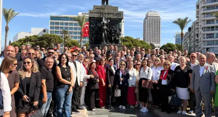 İzmir’in kurtuluşunun 104’üncü yılında CHP İzmir’den çelenk töreni